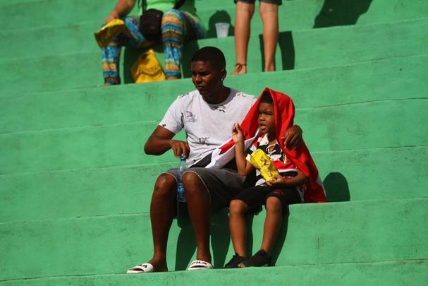 Torcedores de América e Santa Cruz fazem festa no estádio Ademir Cunha, em Paulista