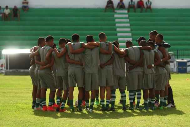 Torcedores de América e Santa Cruz fazem festa no estádio Ademir Cunha, em Paulista