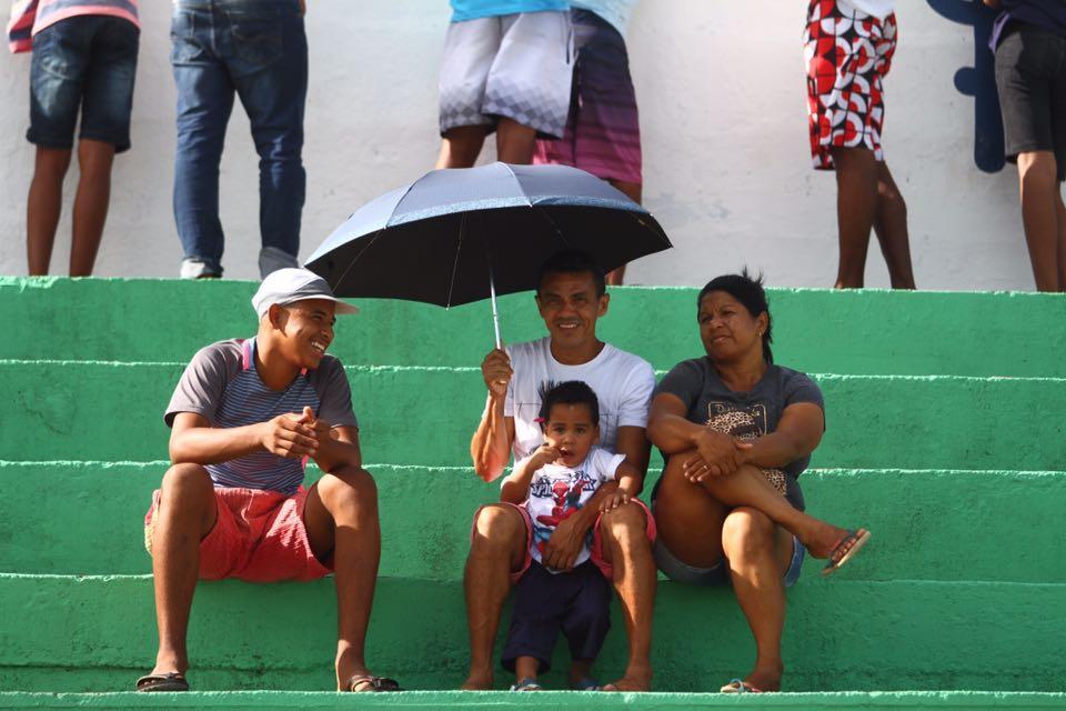Torcedores de Amrica e Santa Cruz fazem festa no estdio Ademir Cunha, em Paulista