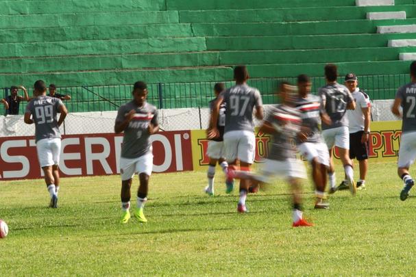 Torcedores de América e Santa Cruz fazem festa no estádio Ademir Cunha, em Paulista