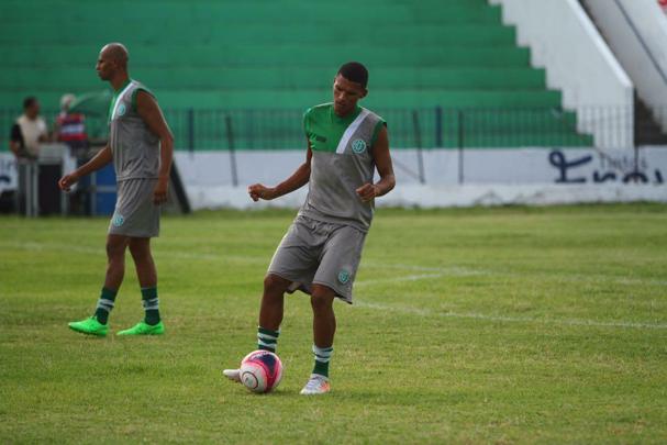 Torcedores de América e Santa Cruz fazem festa no estádio Ademir Cunha, em Paulista