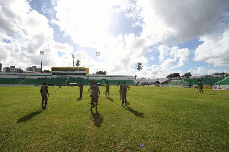 Torcedores de Amrica e Santa Cruz fazem festa no estdio Ademir Cunha, em Paulista