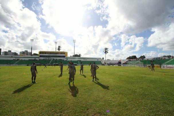 Torcedores de América e Santa Cruz fazem festa no estádio Ademir Cunha, em Paulista