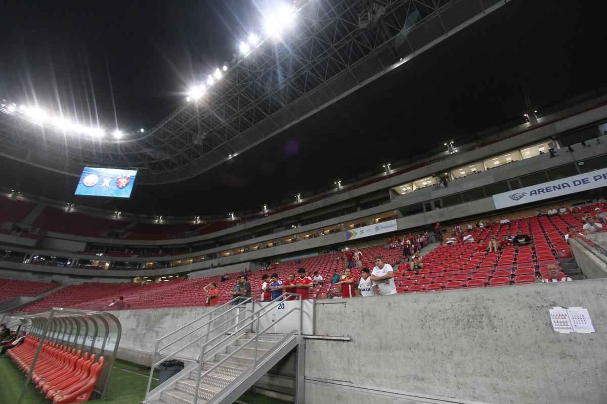 Com pblico bastante reduzido na Arena de Pernambuco, primeiro clssico do ano colocou Timbu e Leo em lados opostos. Na etapa inicial, Nutico conseguiu impor melhor a sua proposta de jogo e conseguiu a vantagem de 2 a 0 para o intervalo, com dois gols de Wallace Pernambucano.