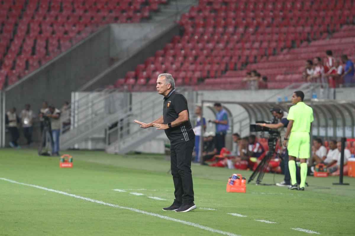 Com pblico bastante reduzido na Arena de Pernambuco, primeiro clssico do ano colocou Timbu e Leo em lados opostos. Na etapa inicial, Nutico conseguiu impor melhor a sua proposta de jogo e conseguiu a vantagem de 2 a 0 para o intervalo, com dois gols de Wallace Pernambucano.