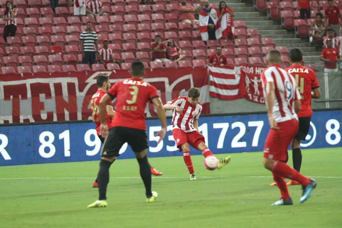 Com pblico bastante reduzido na Arena de Pernambuco, primeiro clssico do ano colocou Timbu e Leo em lados opostos. Na etapa inicial, Nutico conseguiu impor melhor a sua proposta de jogo e conseguiu a vantagem de 2 a 0 para o intervalo, com dois gols de Wallace Pernambucano.