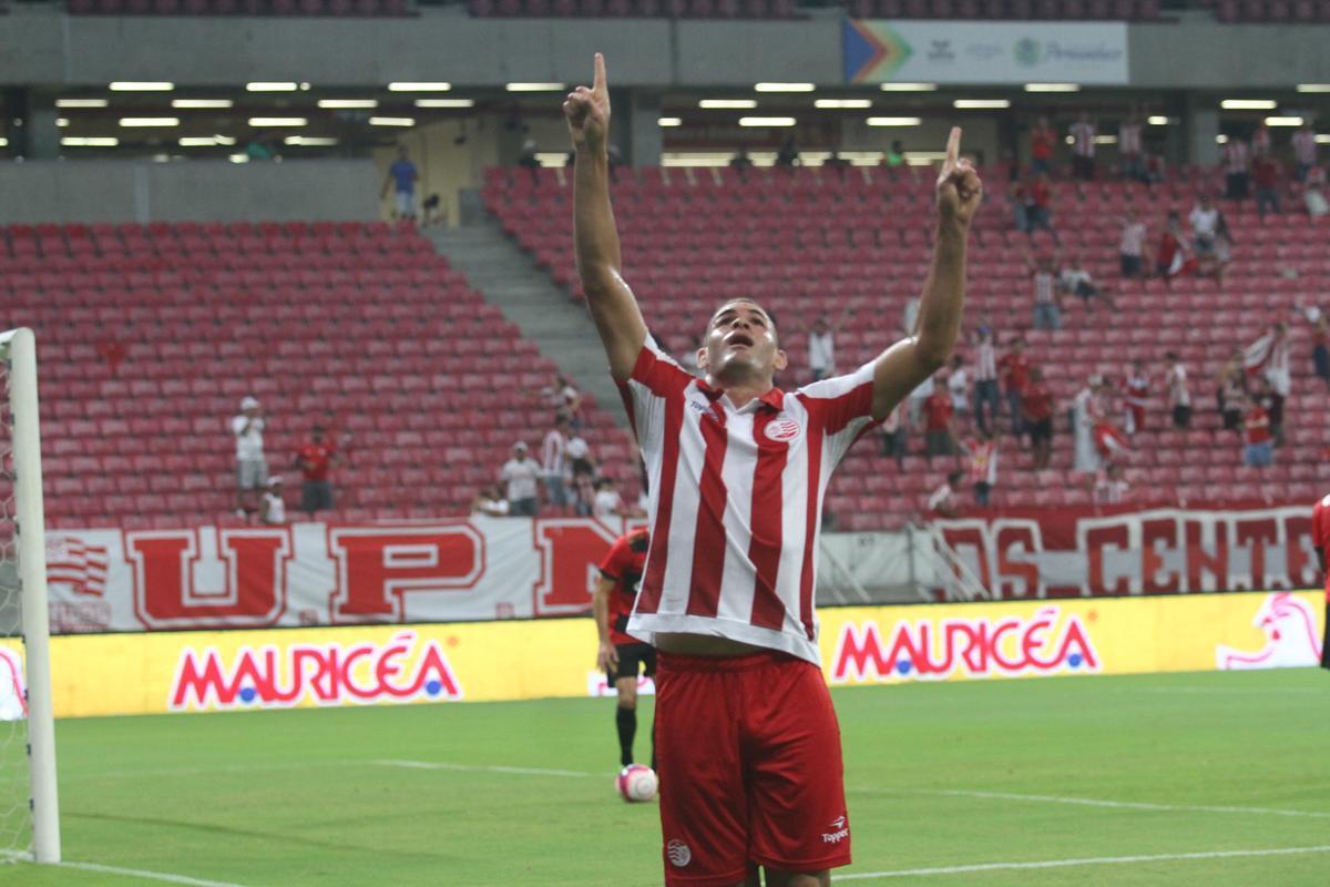 Com pblico bastante reduzido na Arena de Pernambuco, primeiro clssico do ano colocou Timbu e Leo em lados opostos. Na etapa inicial, Nutico conseguiu impor melhor a sua proposta de jogo e conseguiu a vantagem de 2 a 0 para o intervalo, com dois gols de Wallace Pernambucano.