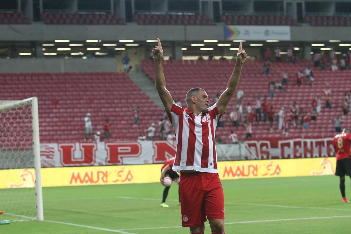 Com pblico bastante reduzido na Arena de Pernambuco, primeiro clssico do ano colocou Timbu e Leo em lados opostos. Na etapa inicial, Nutico conseguiu impor melhor a sua proposta de jogo e conseguiu a vantagem de 2 a 0 para o intervalo, com dois gols de Wallace Pernambucano.