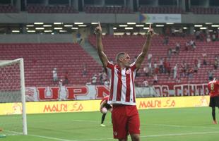 Com pblico bastante reduzido na Arena de Pernambuco, primeiro clssico do ano colocou Timbu e Leo em lados opostos. Na etapa inicial, Nutico conseguiu impor melhor a sua proposta de jogo e conseguiu a vantagem de 2 a 0 para o intervalo, com dois gols de Wallace Pernambucano.