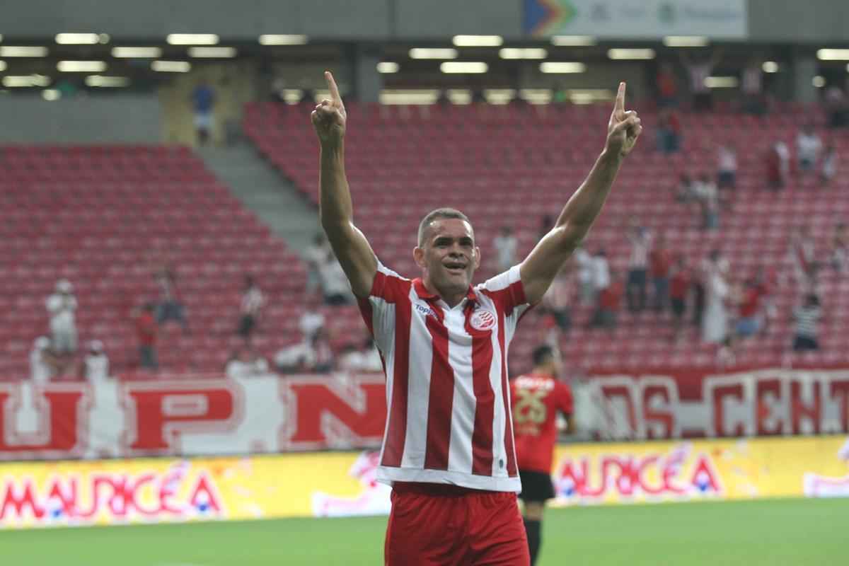 Com pblico bastante reduzido na Arena de Pernambuco, primeiro clssico do ano colocou Timbu e Leo em lados opostos. Na etapa inicial, Nutico conseguiu impor melhor a sua proposta de jogo e conseguiu a vantagem de 2 a 0 para o intervalo, com dois gols de Wallace Pernambucano.
