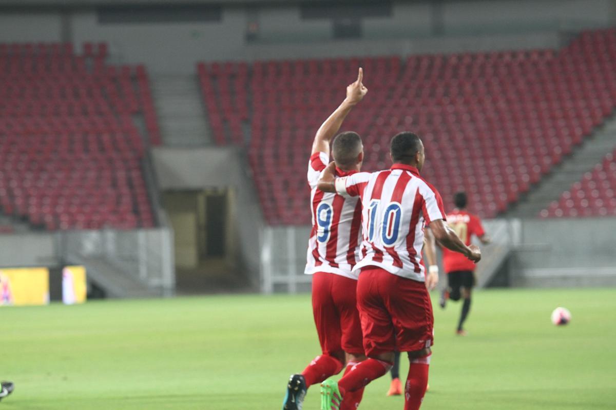 Com pblico bastante reduzido na Arena de Pernambuco, primeiro clssico do ano colocou Timbu e Leo em lados opostos. Na etapa inicial, Nutico conseguiu impor melhor a sua proposta de jogo e conseguiu a vantagem de 2 a 0 para o intervalo, com dois gols de Wallace Pernambucano.