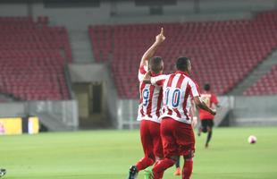 Com pblico bastante reduzido na Arena de Pernambuco, primeiro clssico do ano colocou Timbu e Leo em lados opostos. Na etapa inicial, Nutico conseguiu impor melhor a sua proposta de jogo e conseguiu a vantagem de 2 a 0 para o intervalo, com dois gols de Wallace Pernambucano.