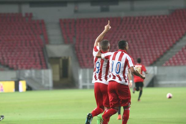 Com pblico bastante reduzido na Arena de Pernambuco, primeiro clssico do ano colocou Timbu e Leo em lados opostos. Na etapa inicial, Nutico conseguiu impor melhor a sua proposta de jogo e conseguiu a vantagem de 2 a 0 para o intervalo, com dois gols de Wallace Pernambucano.