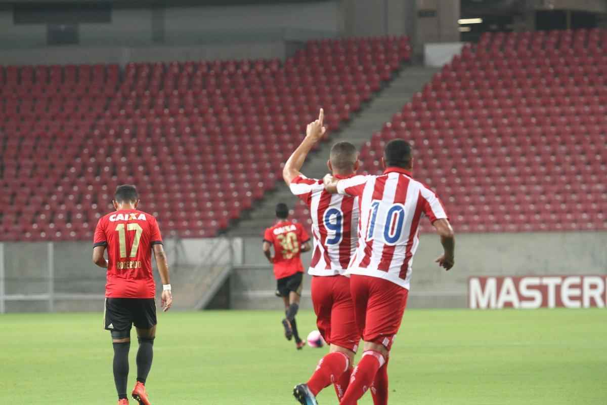 Com pblico bastante reduzido na Arena de Pernambuco, primeiro clssico do ano colocou Timbu e Leo em lados opostos. Na etapa inicial, Nutico conseguiu impor melhor a sua proposta de jogo e conseguiu a vantagem de 2 a 0 para o intervalo, com dois gols de Wallace Pernambucano.