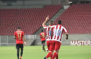 Com pblico bastante reduzido na Arena de Pernambuco, primeiro clssico do ano colocou Timbu e Leo em lados opostos. Na etapa inicial, Nutico conseguiu impor melhor a sua proposta de jogo e conseguiu a vantagem de 2 a 0 para o intervalo, com dois gols de Wallace Pernambucano.