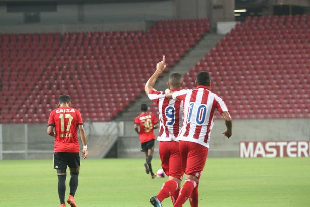 Com pblico bastante reduzido na Arena de Pernambuco, primeiro clssico do ano colocou Timbu e Leo em lados opostos. Na etapa inicial, Nutico conseguiu impor melhor a sua proposta de jogo e conseguiu a vantagem de 2 a 0 para o intervalo, com dois gols de Wallace Pernambucano.