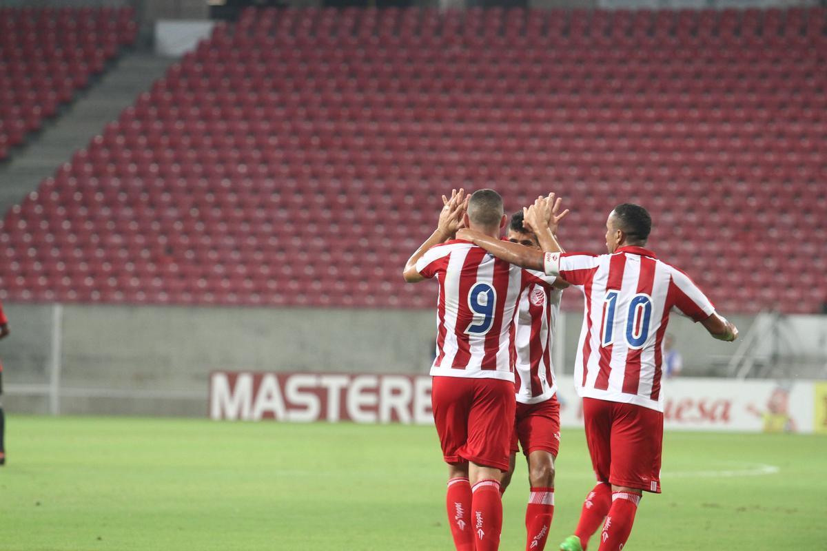 Com pblico bastante reduzido na Arena de Pernambuco, primeiro clssico do ano colocou Timbu e Leo em lados opostos. Na etapa inicial, Nutico conseguiu impor melhor a sua proposta de jogo e conseguiu a vantagem de 2 a 0 para o intervalo, com dois gols de Wallace Pernambucano.