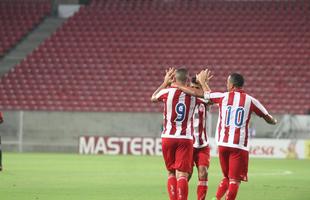 Com pblico bastante reduzido na Arena de Pernambuco, primeiro clssico do ano colocou Timbu e Leo em lados opostos. Na etapa inicial, Nutico conseguiu impor melhor a sua proposta de jogo e conseguiu a vantagem de 2 a 0 para o intervalo, com dois gols de Wallace Pernambucano.