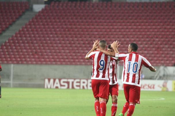 Com pblico bastante reduzido na Arena de Pernambuco, primeiro clssico do ano colocou Timbu e Leo em lados opostos. Na etapa inicial, Nutico conseguiu impor melhor a sua proposta de jogo e conseguiu a vantagem de 2 a 0 para o intervalo, com dois gols de Wallace Pernambucano.