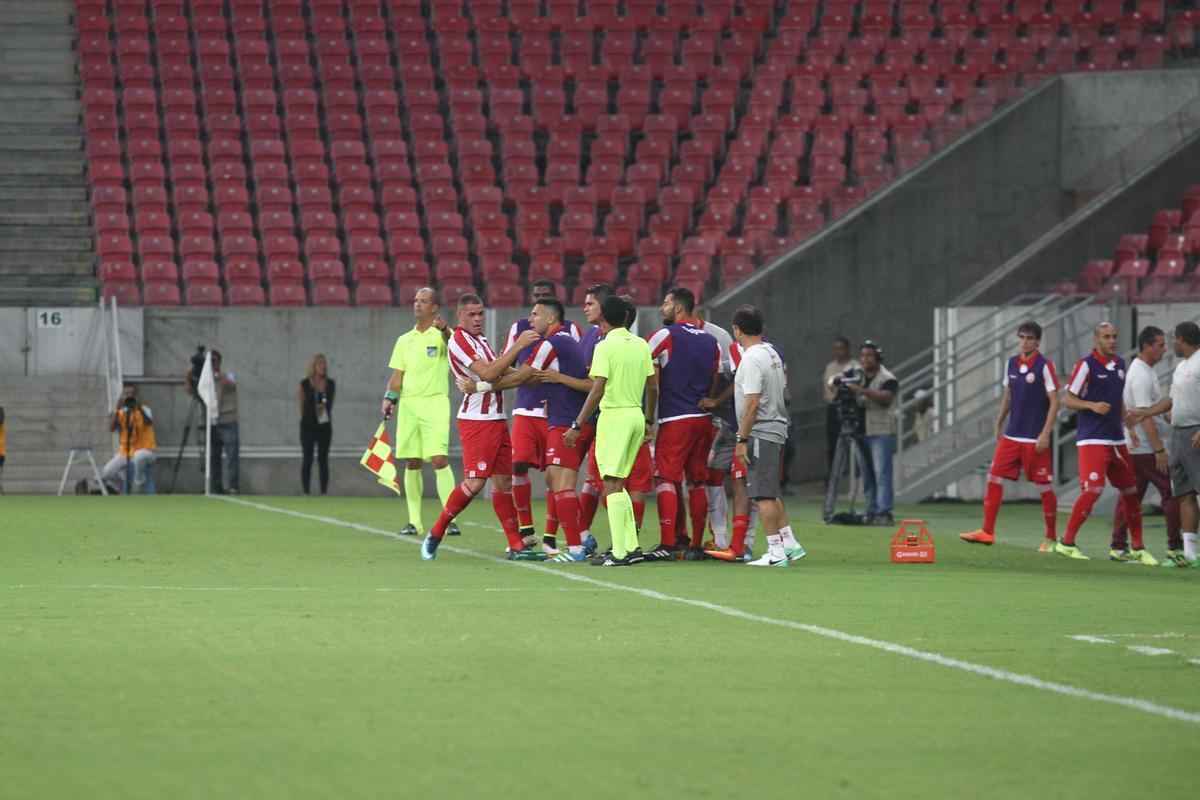 Com pblico bastante reduzido na Arena de Pernambuco, primeiro clssico do ano colocou Timbu e Leo em lados opostos. Na etapa inicial, Nutico conseguiu impor melhor a sua proposta de jogo e conseguiu a vantagem de 2 a 0 para o intervalo, com dois gols de Wallace Pernambucano.