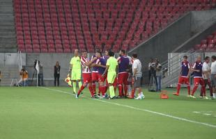 Com pblico bastante reduzido na Arena de Pernambuco, primeiro clssico do ano colocou Timbu e Leo em lados opostos. Na etapa inicial, Nutico conseguiu impor melhor a sua proposta de jogo e conseguiu a vantagem de 2 a 0 para o intervalo, com dois gols de Wallace Pernambucano.