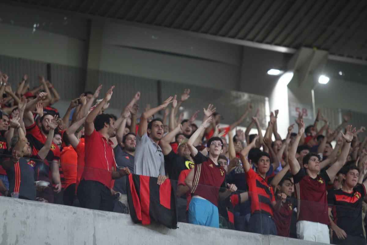Com pblico bastante reduzido na Arena de Pernambuco, primeiro clssico do ano colocou Timbu e Leo em lados opostos. Na etapa inicial, Nutico conseguiu impor melhor a sua proposta de jogo e conseguiu a vantagem de 2 a 0 para o intervalo, com dois gols de Wallace Pernambucano.