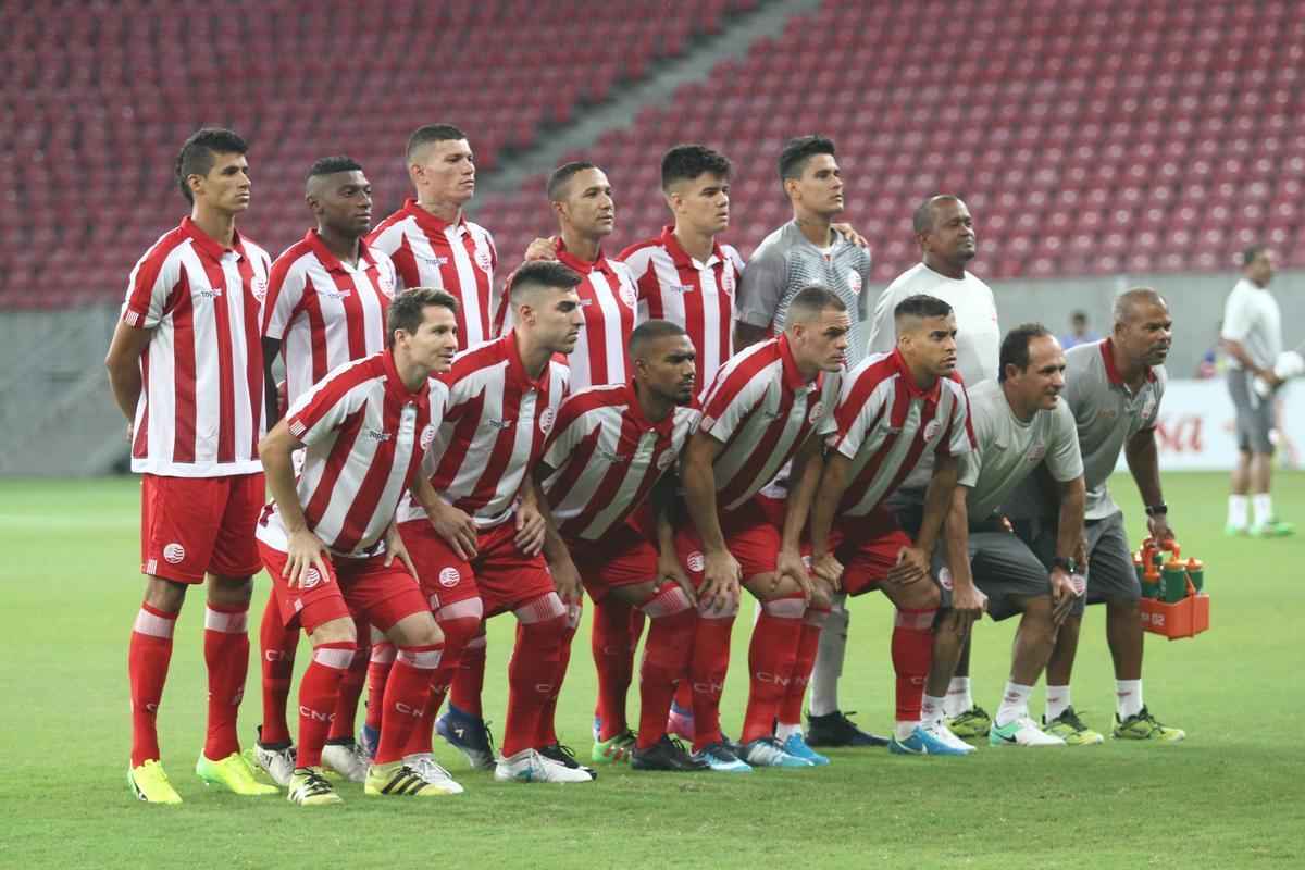 Com pblico bastante reduzido na Arena de Pernambuco, primeiro clssico do ano colocou Timbu e Leo em lados opostos. Na etapa inicial, Nutico conseguiu impor melhor a sua proposta de jogo e conseguiu a vantagem de 2 a 0 para o intervalo, com dois gols de Wallace Pernambucano.