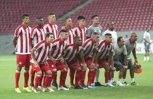 Com pblico bastante reduzido na Arena de Pernambuco, primeiro clssico do ano colocou Timbu e Leo em lados opostos. Na etapa inicial, Nutico conseguiu impor melhor a sua proposta de jogo e conseguiu a vantagem de 2 a 0 para o intervalo, com dois gols de Wallace Pernambucano.