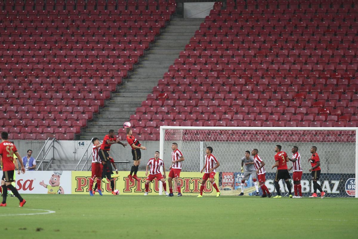 Com pblico bastante reduzido na Arena de Pernambuco, primeiro clssico do ano colocou Timbu e Leo em lados opostos. Na etapa inicial, Nutico conseguiu impor melhor a sua proposta de jogo e conseguiu a vantagem de 2 a 0 para o intervalo, com dois gols de Wallace Pernambucano.