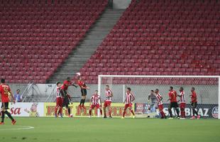 Com pblico bastante reduzido na Arena de Pernambuco, primeiro clssico do ano colocou Timbu e Leo em lados opostos. Na etapa inicial, Nutico conseguiu impor melhor a sua proposta de jogo e conseguiu a vantagem de 2 a 0 para o intervalo, com dois gols de Wallace Pernambucano.