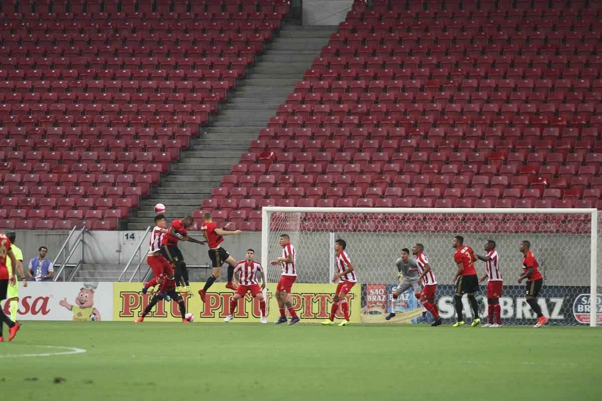 Com pblico bastante reduzido na Arena de Pernambuco, primeiro clssico do ano colocou Timbu e Leo em lados opostos. Na etapa inicial, Nutico conseguiu impor melhor a sua proposta de jogo e conseguiu a vantagem de 2 a 0 para o intervalo, com dois gols de Wallace Pernambucano.