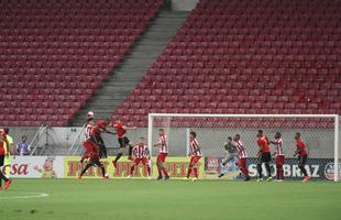 Com pblico bastante reduzido na Arena de Pernambuco, primeiro clssico do ano colocou Timbu e Leo em lados opostos. Na etapa inicial, Nutico conseguiu impor melhor a sua proposta de jogo e conseguiu a vantagem de 2 a 0 para o intervalo, com dois gols de Wallace Pernambucano.