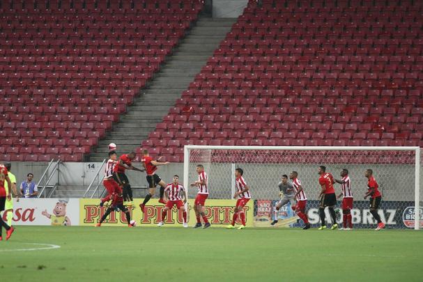 Com pblico bastante reduzido na Arena de Pernambuco, primeiro clssico do ano colocou Timbu e Leo em lados opostos. Na etapa inicial, Nutico conseguiu impor melhor a sua proposta de jogo e conseguiu a vantagem de 2 a 0 para o intervalo, com dois gols de Wallace Pernambucano.