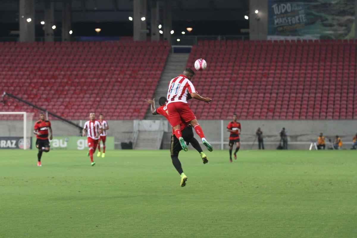 Com pblico bastante reduzido na Arena de Pernambuco, primeiro clssico do ano colocou Timbu e Leo em lados opostos. Na etapa inicial, Nutico conseguiu impor melhor a sua proposta de jogo e conseguiu a vantagem de 2 a 0 para o intervalo, com dois gols de Wallace Pernambucano.