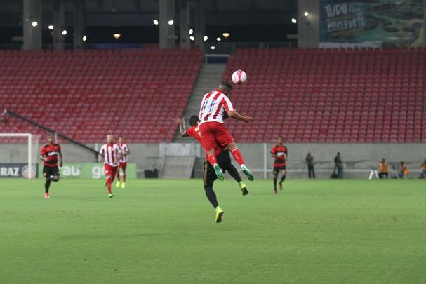 Com pblico bastante reduzido na Arena de Pernambuco, primeiro clssico do ano colocou Timbu e Leo em lados opostos. Na etapa inicial, Nutico conseguiu impor melhor a sua proposta de jogo e conseguiu a vantagem de 2 a 0 para o intervalo, com dois gols de Wallace Pernambucano.