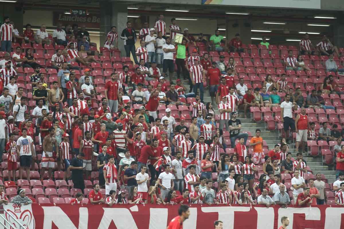 Com pblico bastante reduzido na Arena de Pernambuco, primeiro clssico do ano colocou Timbu e Leo em lados opostos. Na etapa inicial, Nutico conseguiu impor melhor a sua proposta de jogo e conseguiu a vantagem de 2 a 0 para o intervalo, com dois gols de Wallace Pernambucano.
