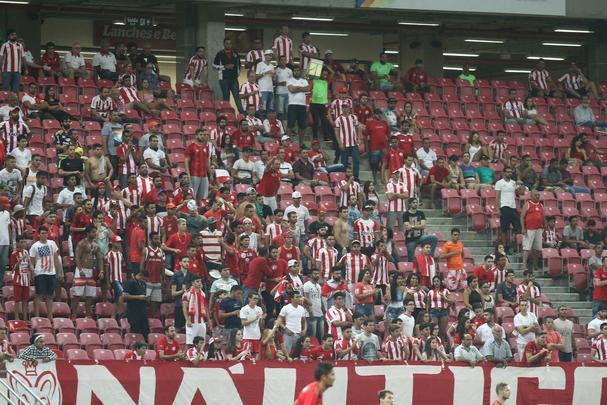 Com pblico bastante reduzido na Arena de Pernambuco, primeiro clssico do ano colocou Timbu e Leo em lados opostos. Na etapa inicial, Nutico conseguiu impor melhor a sua proposta de jogo e conseguiu a vantagem de 2 a 0 para o intervalo, com dois gols de Wallace Pernambucano.