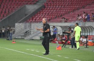 Com pblico bastante reduzido na Arena de Pernambuco, primeiro clssico do ano colocou Timbu e Leo em lados opostos. Na etapa inicial, Nutico conseguiu impor melhor a sua proposta de jogo e conseguiu a vantagem de 2 a 0 para o intervalo, com dois gols de Wallace Pernambucano.