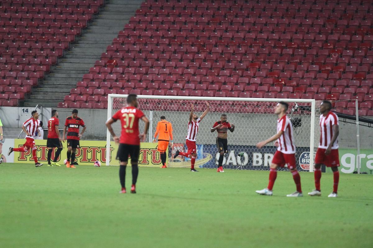 Na etapa final, o Sport pressionou mas no conseguiu superar a defesa bem postada do Nutico. Perto do final da partida, o jovem da base Tharcysio ainda marcou o terceiro gol do jogo, dando nmeros finais ao placar: 3 a 0.