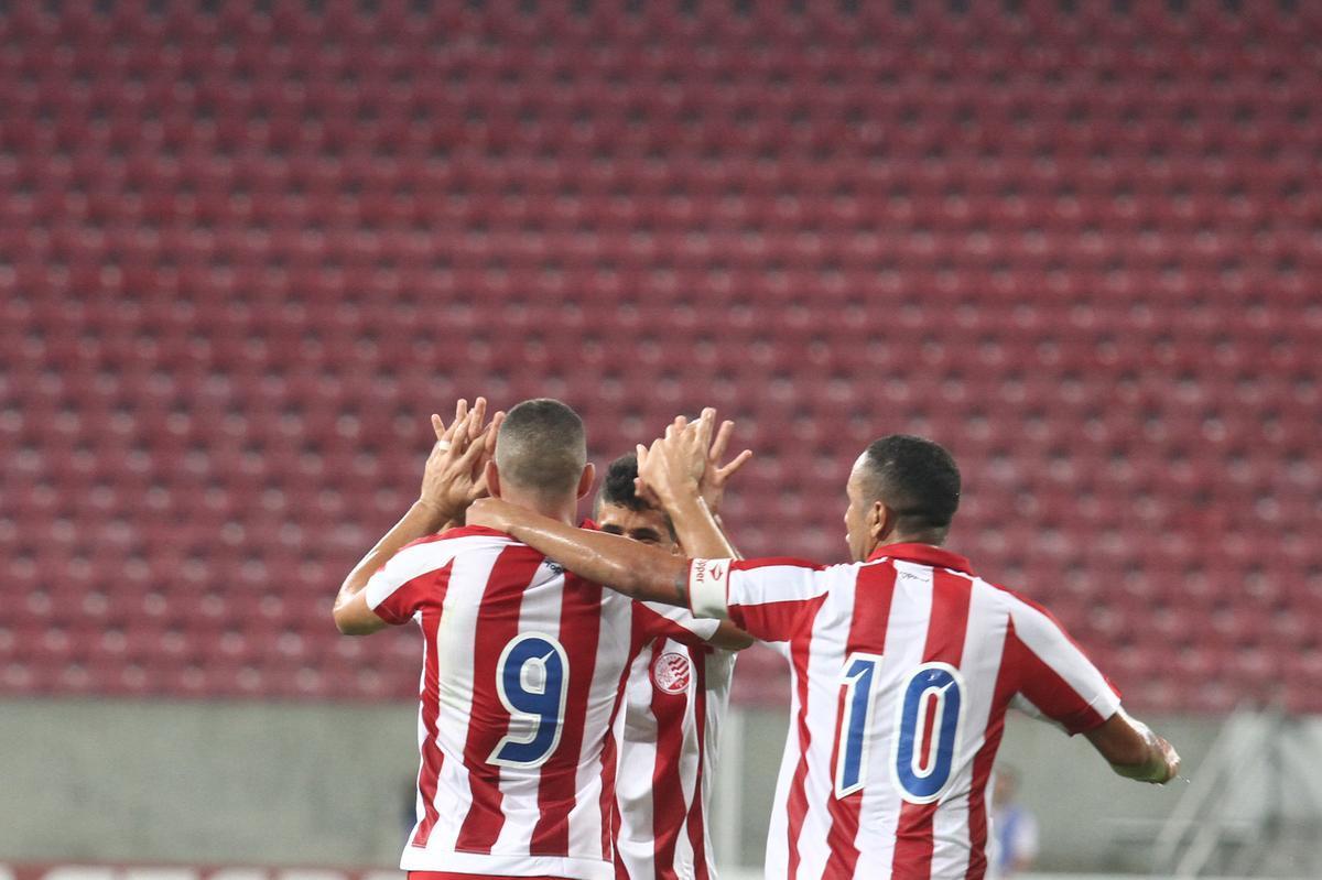 Com pblico bastante reduzido na Arena de Pernambuco, primeiro clssico do ano colocou Timbu e Leo em lados opostos. Na etapa inicial, Nutico conseguiu impor melhor a sua proposta de jogo e conseguiu a vantagem de 2 a 0 para o intervalo, com dois gols de Wallace Pernambucano.