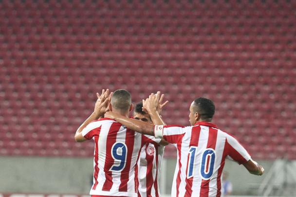Com pblico bastante reduzido na Arena de Pernambuco, primeiro clssico do ano colocou Timbu e Leo em lados opostos. Na etapa inicial, Nutico conseguiu impor melhor a sua proposta de jogo e conseguiu a vantagem de 2 a 0 para o intervalo, com dois gols de Wallace Pernambucano.