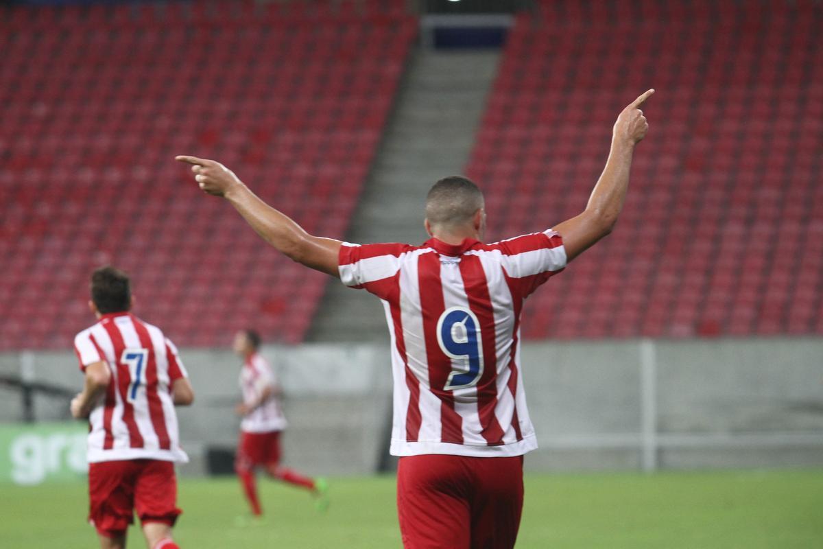 Com pblico bastante reduzido na Arena de Pernambuco, primeiro clssico do ano colocou Timbu e Leo em lados opostos. Na etapa inicial, Nutico conseguiu impor melhor a sua proposta de jogo e conseguiu a vantagem de 2 a 0 para o intervalo, com dois gols de Wallace Pernambucano.