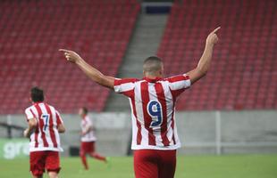 Com pblico bastante reduzido na Arena de Pernambuco, primeiro clssico do ano colocou Timbu e Leo em lados opostos. Na etapa inicial, Nutico conseguiu impor melhor a sua proposta de jogo e conseguiu a vantagem de 2 a 0 para o intervalo, com dois gols de Wallace Pernambucano.