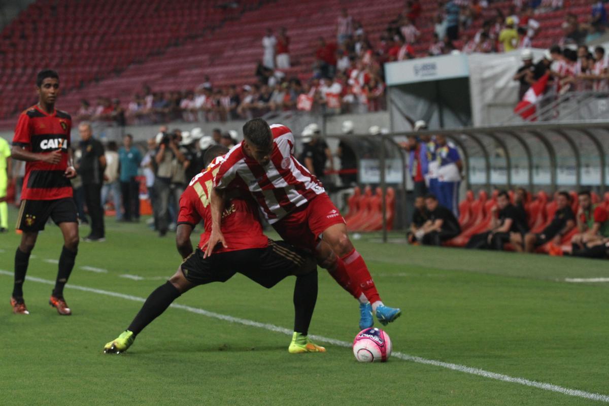 Com pblico bastante reduzido na Arena de Pernambuco, primeiro clssico do ano colocou Timbu e Leo em lados opostos. Na etapa inicial, Nutico conseguiu impor melhor a sua proposta de jogo e conseguiu a vantagem de 2 a 0 para o intervalo, com dois gols de Wallace Pernambucano.