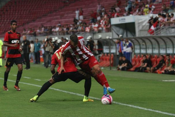 Com pblico bastante reduzido na Arena de Pernambuco, primeiro clssico do ano colocou Timbu e Leo em lados opostos. Na etapa inicial, Nutico conseguiu impor melhor a sua proposta de jogo e conseguiu a vantagem de 2 a 0 para o intervalo, com dois gols de Wallace Pernambucano.