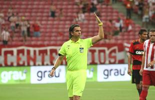 Com pblico bastante reduzido na Arena de Pernambuco, primeiro clssico do ano colocou Timbu e Leo em lados opostos. Na etapa inicial, Nutico conseguiu impor melhor a sua proposta de jogo e conseguiu a vantagem de 2 a 0 para o intervalo, com dois gols de Wallace Pernambucano.