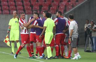 Com pblico bastante reduzido na Arena de Pernambuco, primeiro clssico do ano colocou Timbu e Leo em lados opostos. Na etapa inicial, Nutico conseguiu impor melhor a sua proposta de jogo e conseguiu a vantagem de 2 a 0 para o intervalo, com dois gols de Wallace Pernambucano.