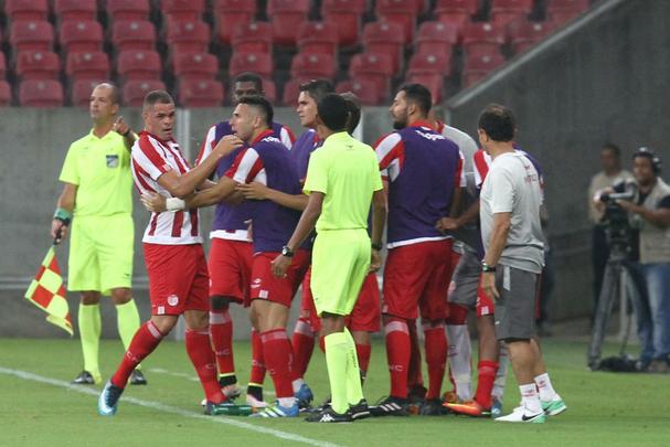 Com pblico bastante reduzido na Arena de Pernambuco, primeiro clssico do ano colocou Timbu e Leo em lados opostos. Na etapa inicial, Nutico conseguiu impor melhor a sua proposta de jogo e conseguiu a vantagem de 2 a 0 para o intervalo, com dois gols de Wallace Pernambucano.