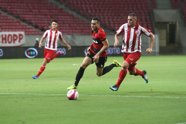 Com pblico bastante reduzido na Arena de Pernambuco, primeiro clssico do ano colocou Timbu e Leo em lados opostos. Na etapa inicial, Nutico conseguiu impor melhor a sua proposta de jogo e conseguiu a vantagem de 2 a 0 para o intervalo, com dois gols de Wallace Pernambucano.
