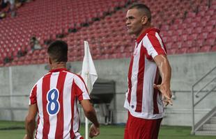 Com pblico bastante reduzido na Arena de Pernambuco, primeiro clssico do ano colocou Timbu e Leo em lados opostos. Na etapa inicial, Nutico conseguiu impor melhor a sua proposta de jogo e conseguiu a vantagem de 2 a 0 para o intervalo, com dois gols de Wallace Pernambucano.